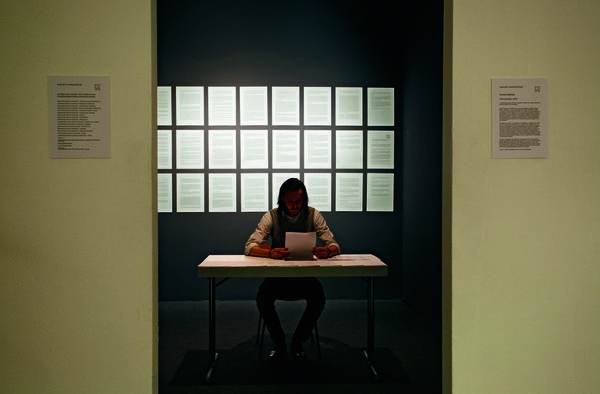 Sollfrank: Vertragsraum: Cornelia Sollfrank. Vertragsraum (MuseumShop). Ausstellungsansicht. Edith-Ruß-Haus für Medienkunst, Oldenburg 2009 Foto: Christoph Irrgang