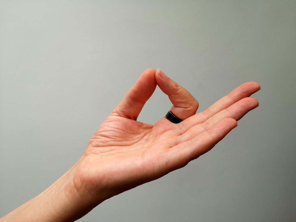 Pranayama-Praktizierende mit Smart Ring | © Cornelia Sollfrank/Felix Stalder